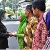 Penyerahan Bantuan Stimulan Rutilahu Bagi Warga Pra Keluarga Sejahtera oleh Bupati Kuningan